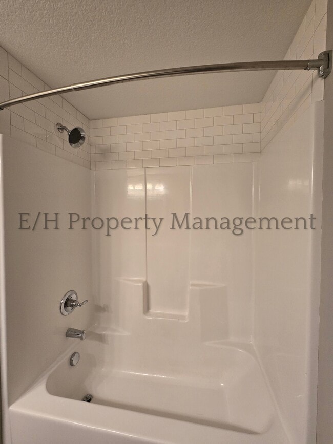 Building Photo - 2220 E Village Estates Dr