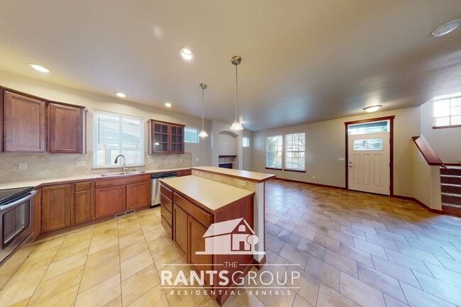 Building Photo - Move in Ready! Beautiful home in Puyallup! Easy Commute to JBLM!