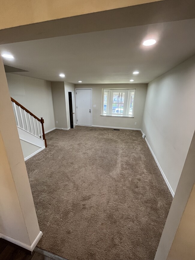 spacious living room - 2040 Jasmine Rd