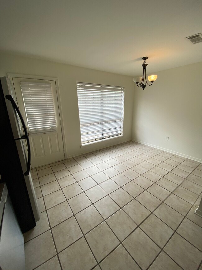 Building Photo - 2293 Hollydale Ave