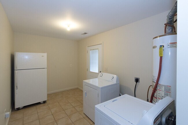 Building Photo - COMING SOON - Spacious 3 Bedroom, 2 Bathro...