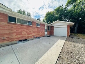 Building Photo - Large Duplex Style Home With Spacious Liva...