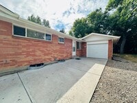 Building Photo - Large Duplex Style Home With Spacious Liva...