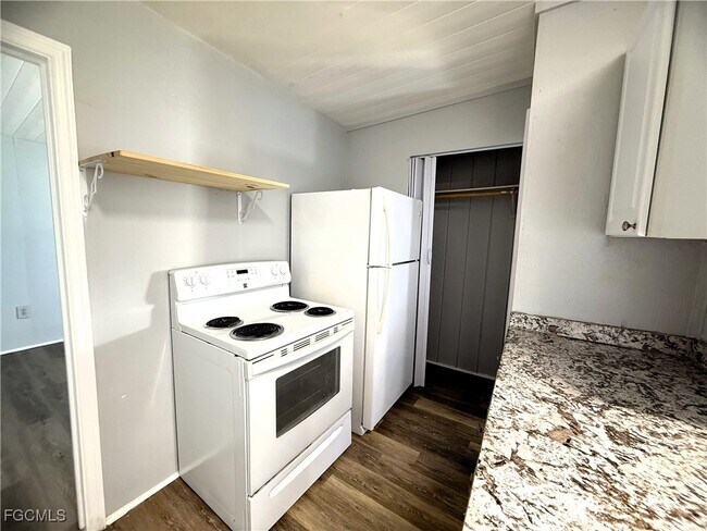 Building Photo - 8239 Suncoast Dr