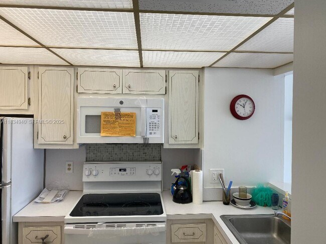 Building Photo - 1965 S Ocean Dr