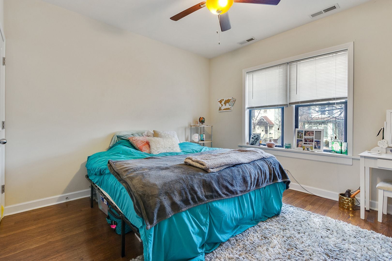 Building Photo - 1823 W Leland Ave