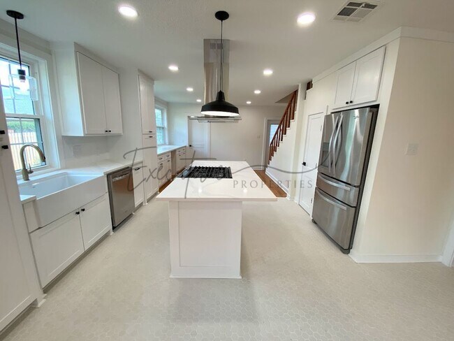 Building Photo - Spacious 4-Bedroom with Custom Finishes in...