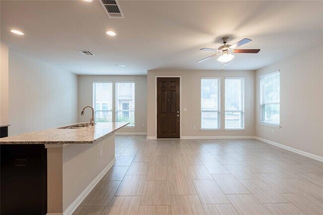 Building Photo - 13800 Lyndhurst St