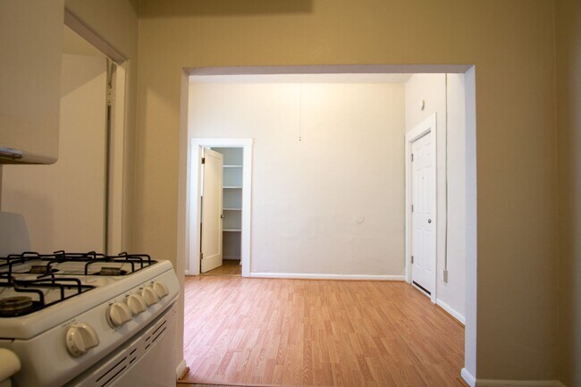 Building Photo - Kenton Neighborhood 1-Bedroom Ready Mid-No...