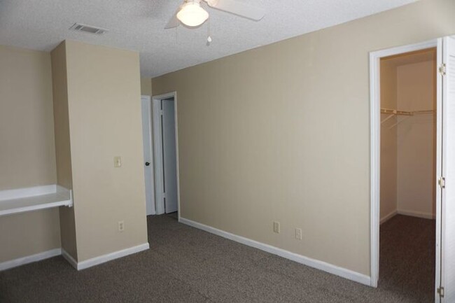 Building Photo - 3 Bedroom 3 Bath Townhome located in Arlin...