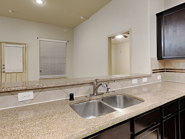 Building Photo - Charming Move-In Ready Ranch in Deer Run E...