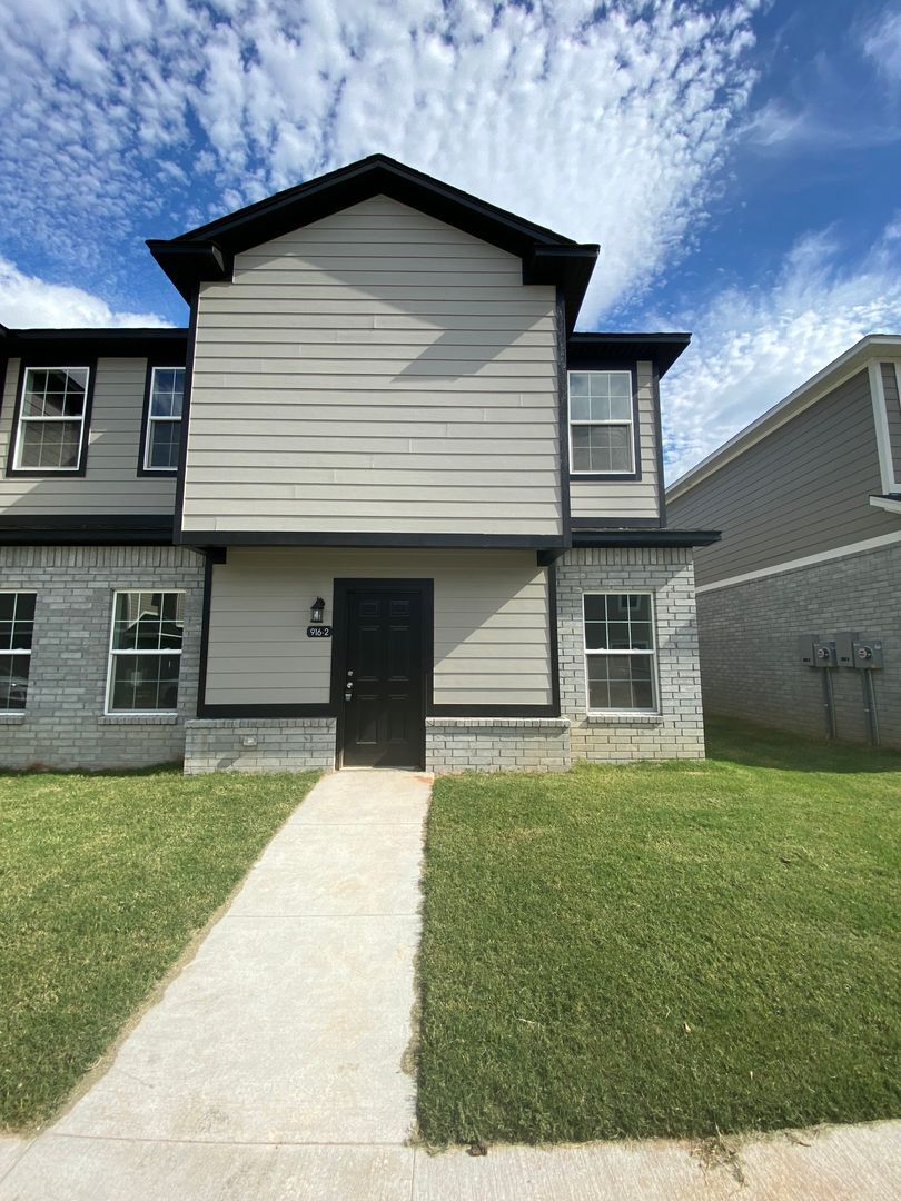 Building Photo - 916 S Amarillo Ave