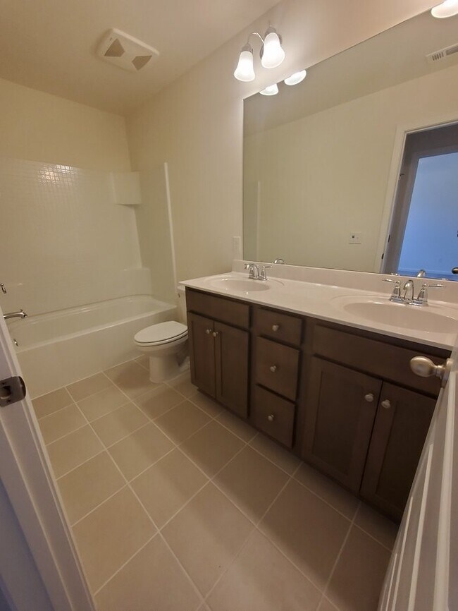 Building Photo - Beautiful, like new home in Mt Juliet with...