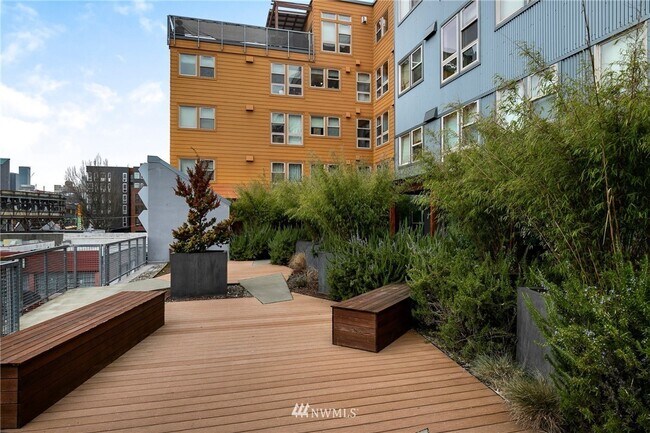 Building Photo - 827 Hiawatha Plz S