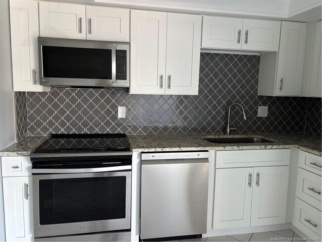 Building Photo - 2041 NE Collins Cir