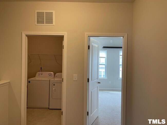 Building Photo - 343 Great Northern Sta