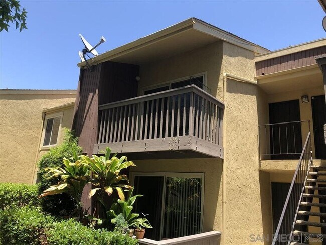 Primary Photo - 2 Bed, 1 Bath Upstairs Condo with Private ...