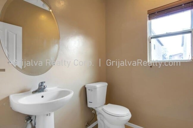 Building Photo - Beautiful 3 Bedroom 3 Bath House in Drexel...