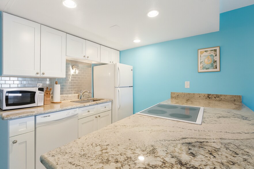 Building Photo - 645 Manhattan Plz