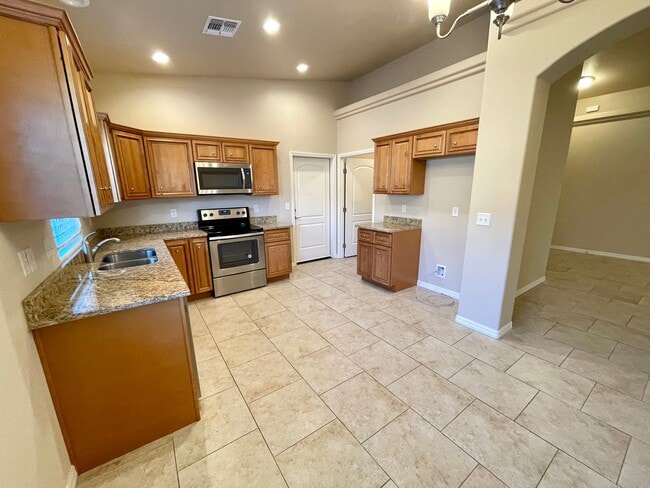 Building Photo - Beautiful 3 Bedroom Home in Central Kingman!