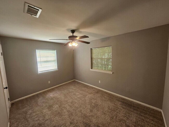 Building Photo - 908 Greenbriar Street