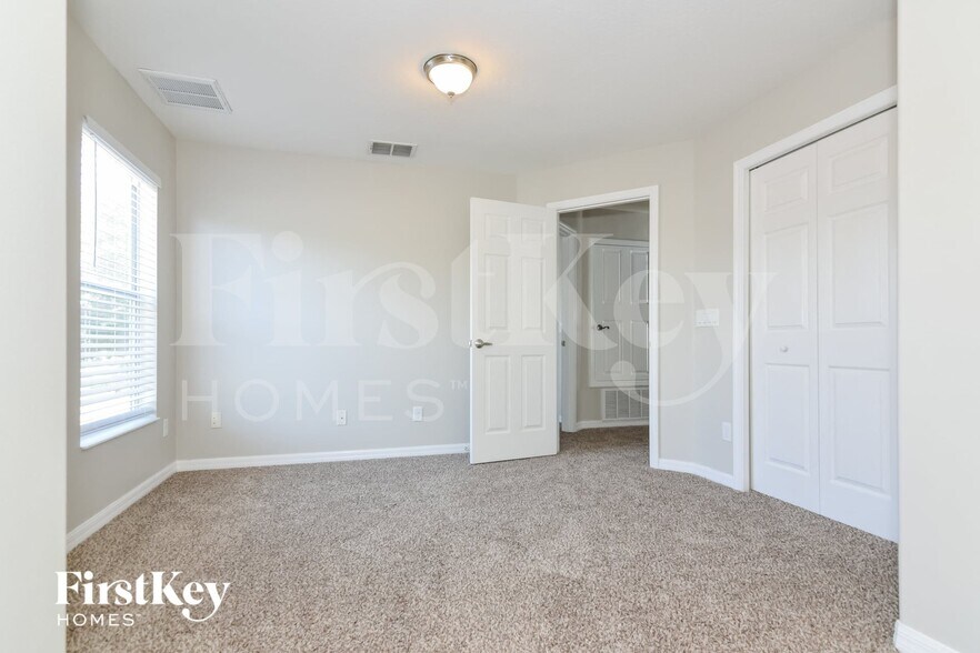 Building Photo - 7847 Foxgrove Dr