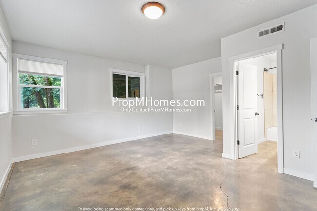 Building Photo - Vibrant Four-Bedroom Country Retreat with ...