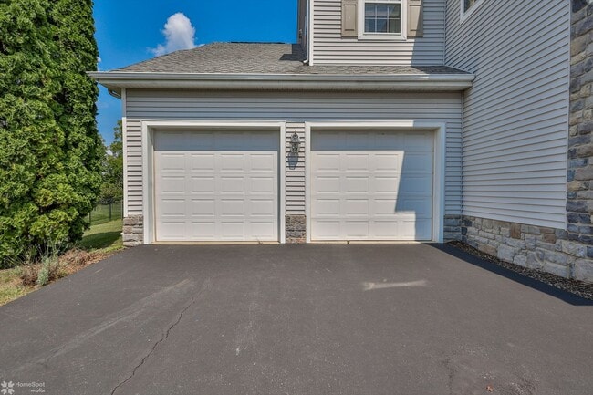 Building Photo - Beautifully maintained, energy-efficient f...