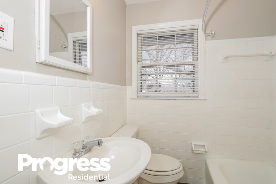 Building Photo - 3276 Elm St