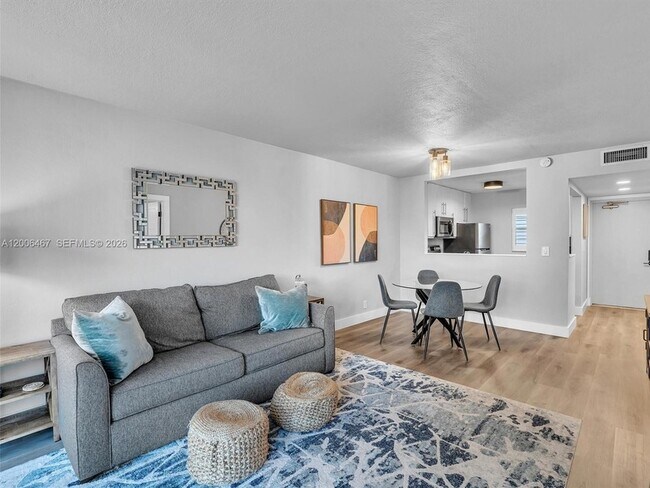 Building Photo - 9340 Lagoon Pl