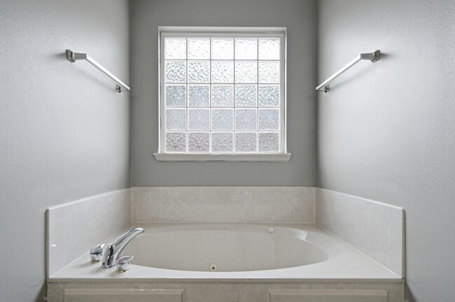 Building Photo - 2490 Pepper Dr