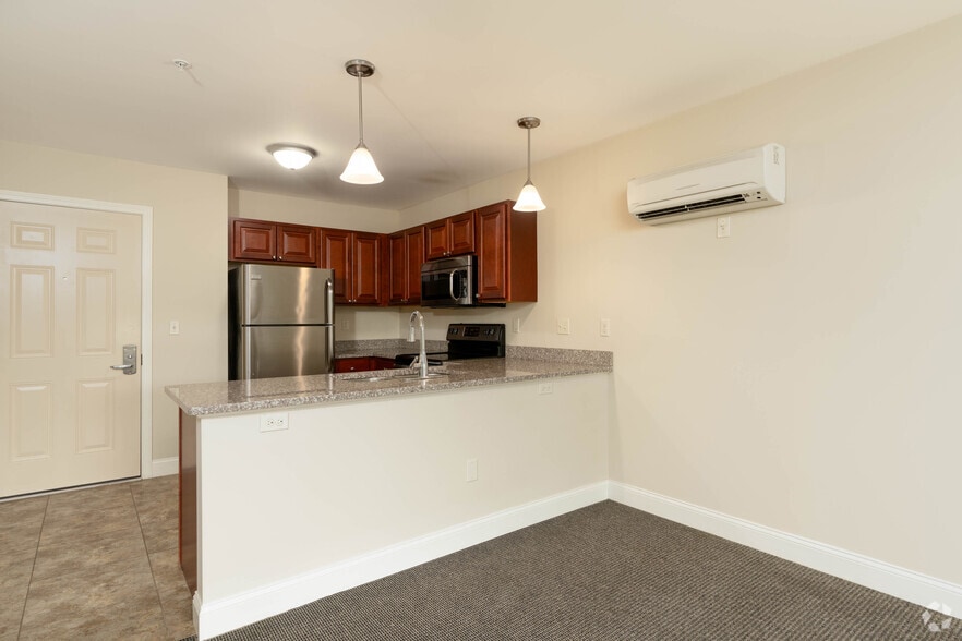 1BR, 1BA - 780SF - Dining Room - Great Cedars