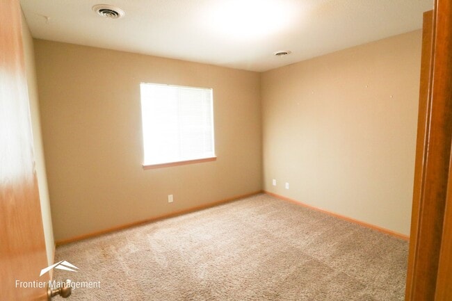 Building Photo - Comfortable 3 bedroom 2 bathroom duplex lo...