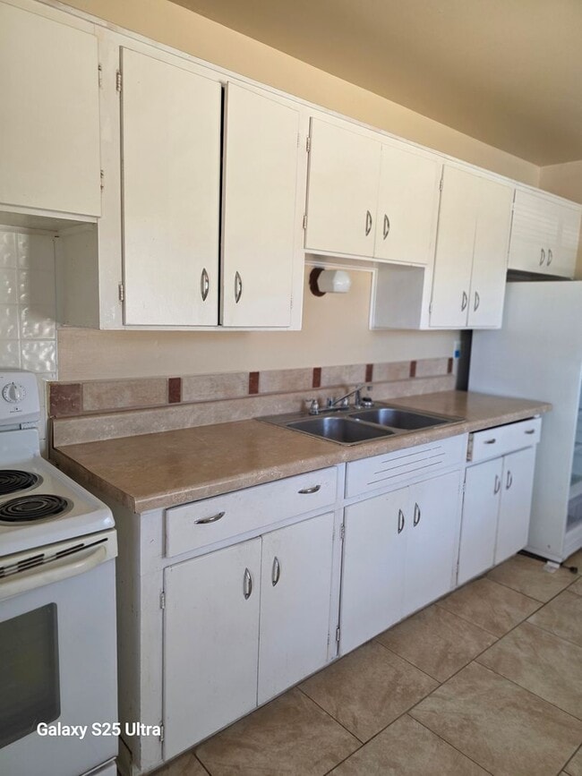 Building Photo - Clean THREE Bedroom Home