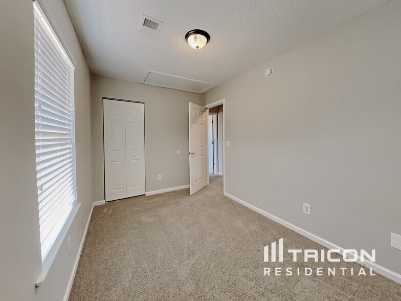 Building Photo - 142 Quiet Grove Dr