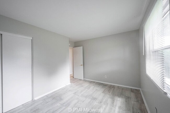 Building Photo - 5820 Grandview Dr