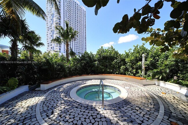 Building Photo - 2020 N Bayshore Dr