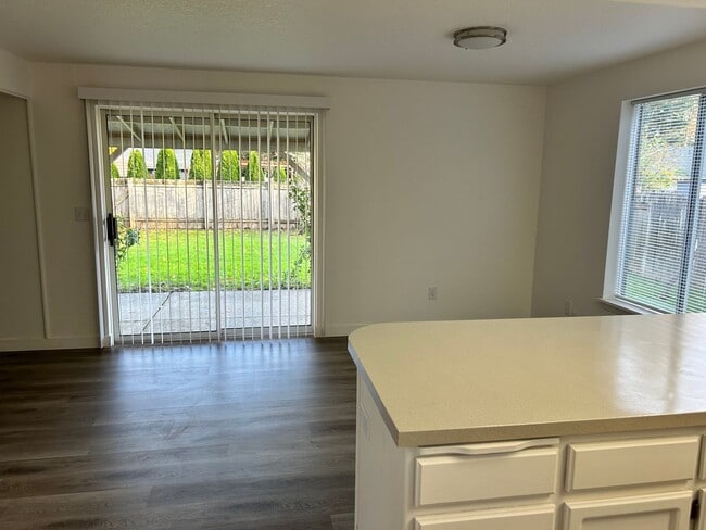 Building Photo - Large 2 Bed Duplex with Walk In Closets/Pr...