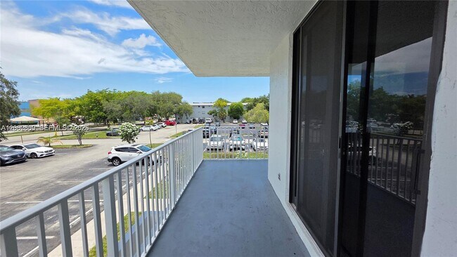 Building Photo - 901 Hillcrest Dr