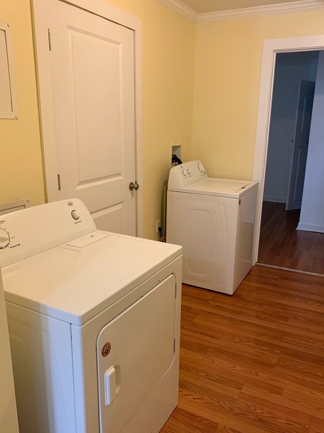 Building Photo - GAUTIER, MISSISSIPPI - Charming 2 bedroom 1 bath cottage.