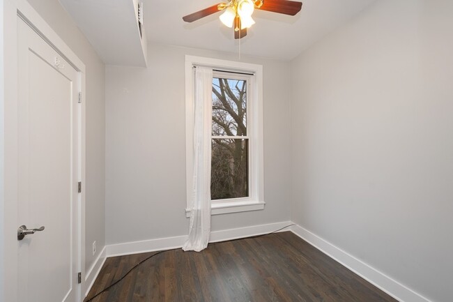 Building Photo - 935 N Hoyne Ave