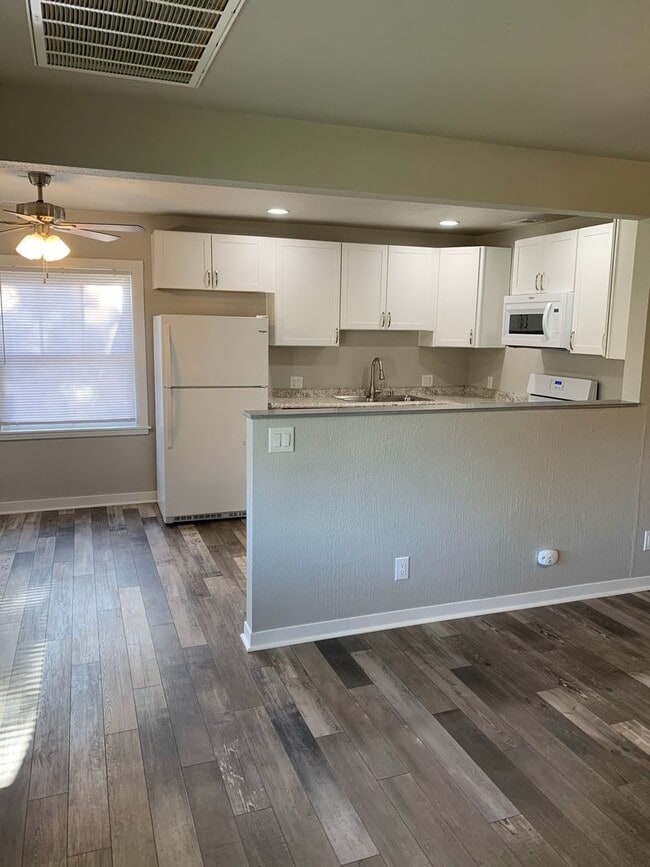 Building Photo - FULLY REMODELED Large 4/2, Close to Enloe and Chico State
