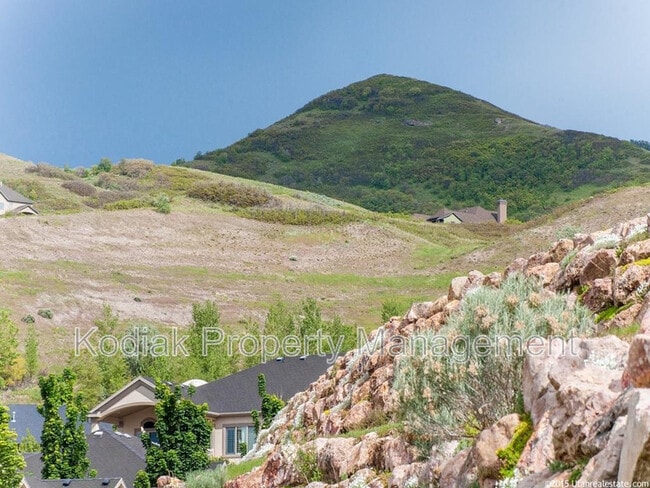 Building Photo - 637 Edgewood Dr