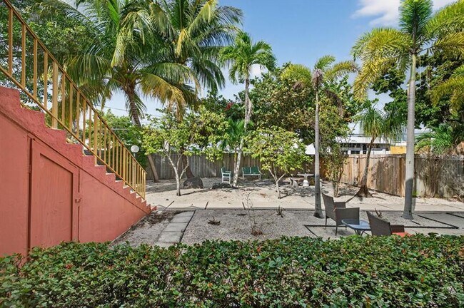 Building Photo - 2624 NE 30th Pl