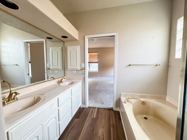 Building Photo - Luxury Home in Peppertree Royal Oak