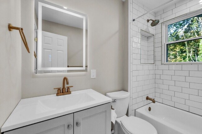 Building Photo - Beautifully Maintained 3BR/1BA Residence N...