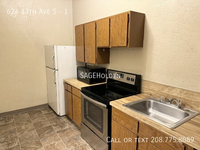 Building Photo - 624 13th Ave S