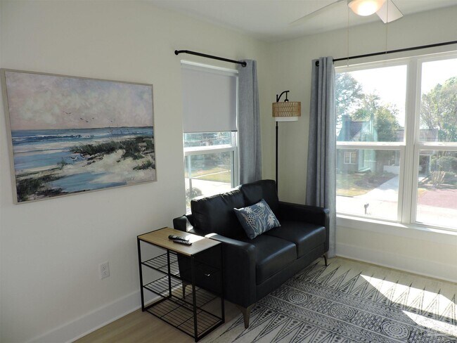 Building Photo - 1702 E La Rua St