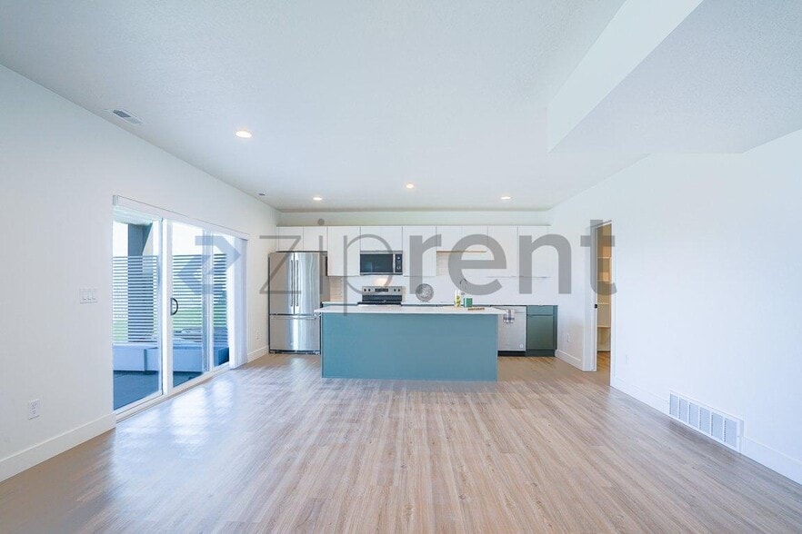 Building Photo - Unit B