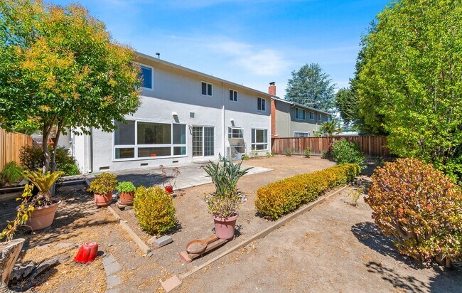 Building Photo - 5 bed/2.5 bath single family home in W. Sa...